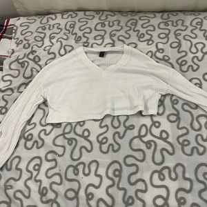 I’m selling this white cropped sweater